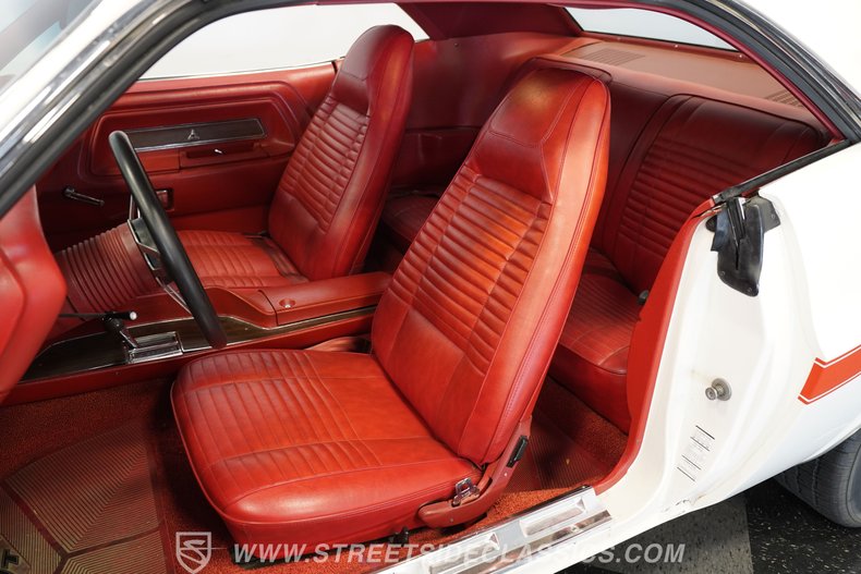 Dodge-Challenger-1970-White-Red-33
