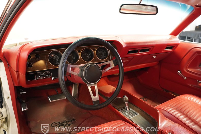 Dodge-Challenger-1970-White-Red-34