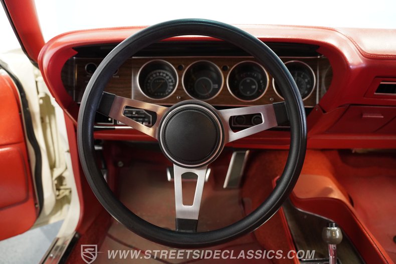 Dodge-Challenger-1970-White-Red-35