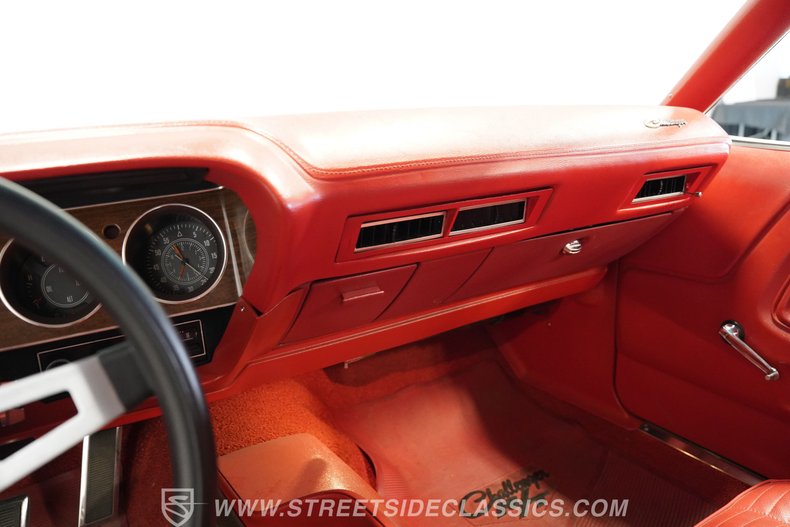 Dodge-Challenger-1970-White-Red-38