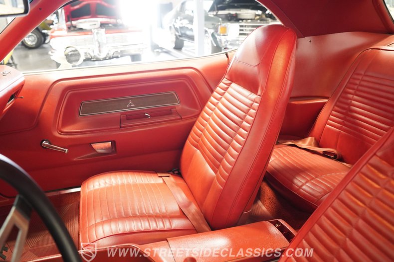 Dodge-Challenger-1970-White-Red-39