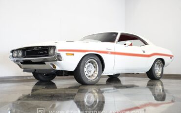 Dodge-Challenger-1970-White-Red-4