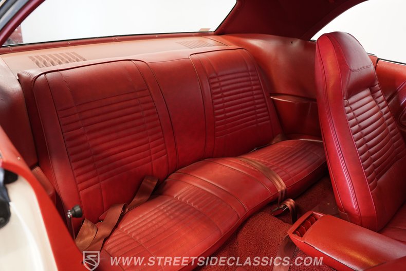 Dodge-Challenger-1970-White-Red-41