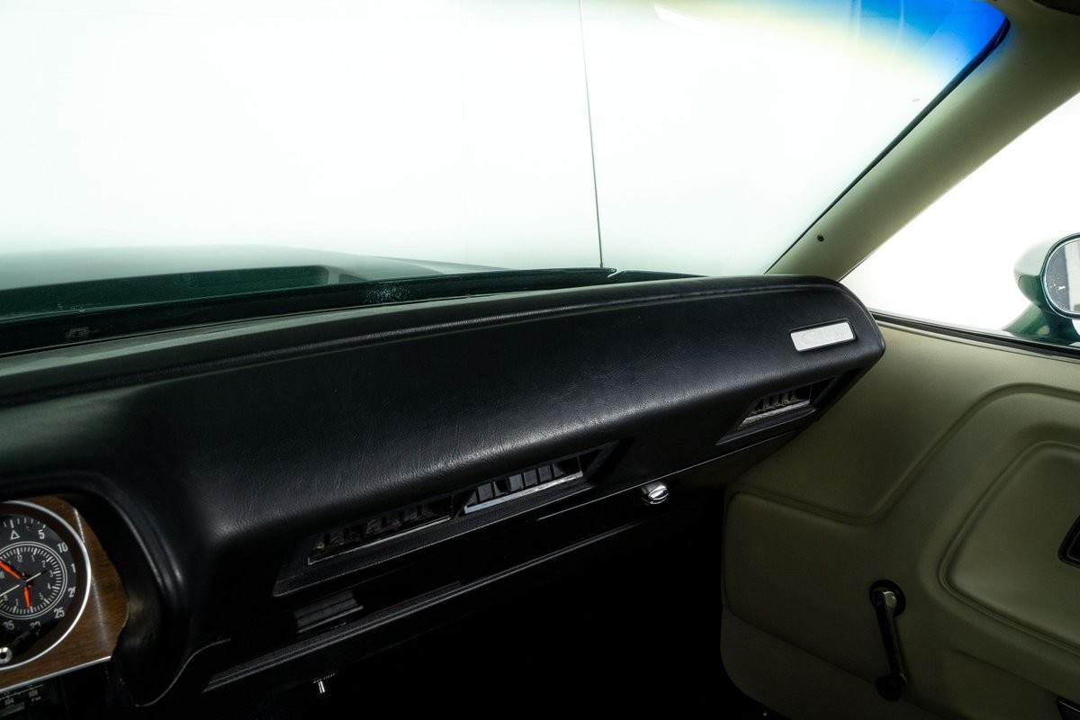 Dodge-Challenger-1974-Hardtop-36