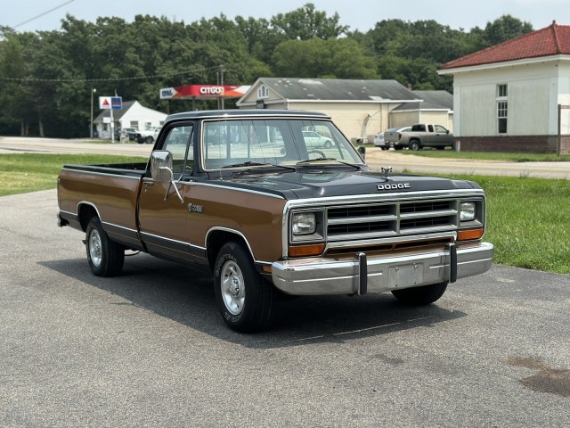 Dodge-Ram-1500-1986-Pickup-Truck-2