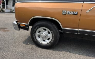 Dodge-Ram-1500-1986-Pickup-Truck-9