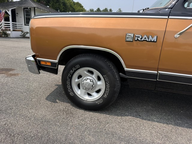 Dodge-Ram-1500-1986-Pickup-Truck-9