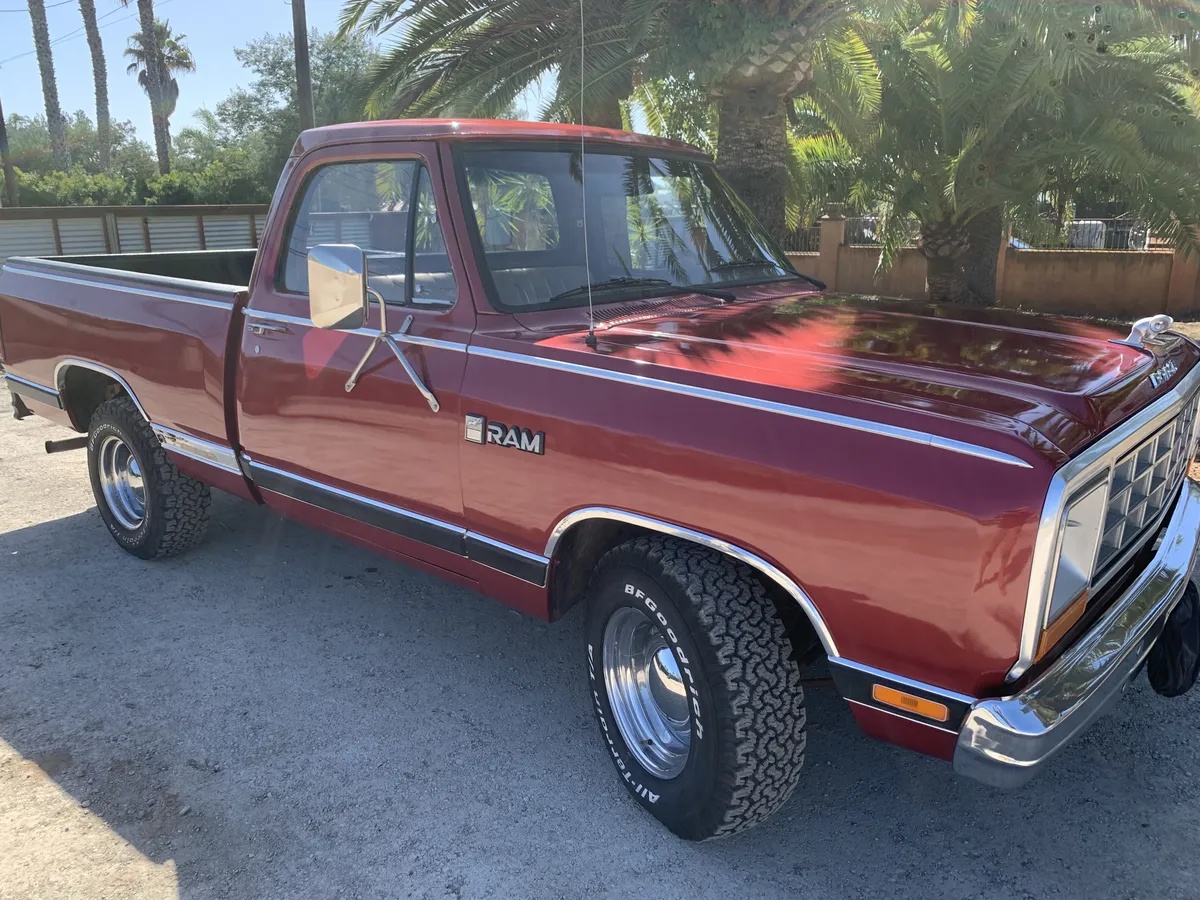Dodge-Ram-1985-Maroon-Metallic-Maroon-2