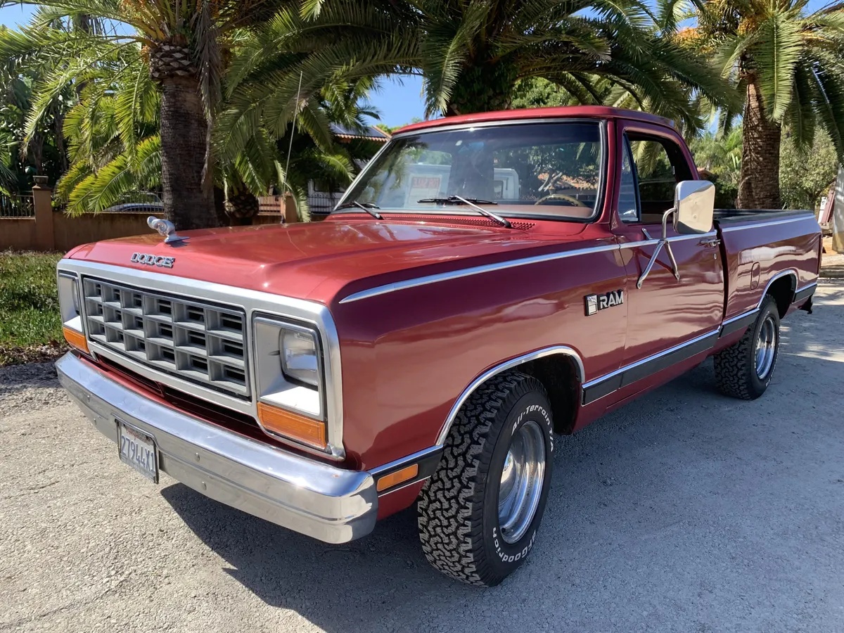 Dodge-Ram-1985-Maroon-Metallic-Maroon-4