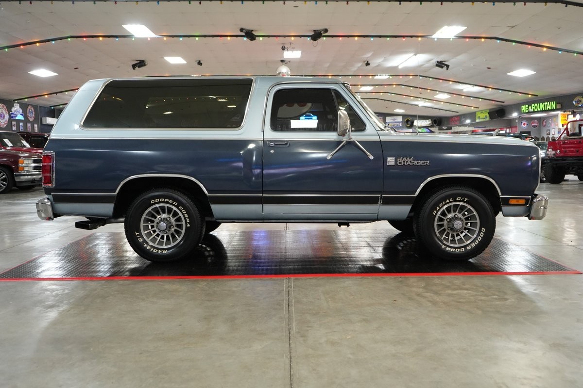 Dodge-Ramcharger-1987-SUV-23