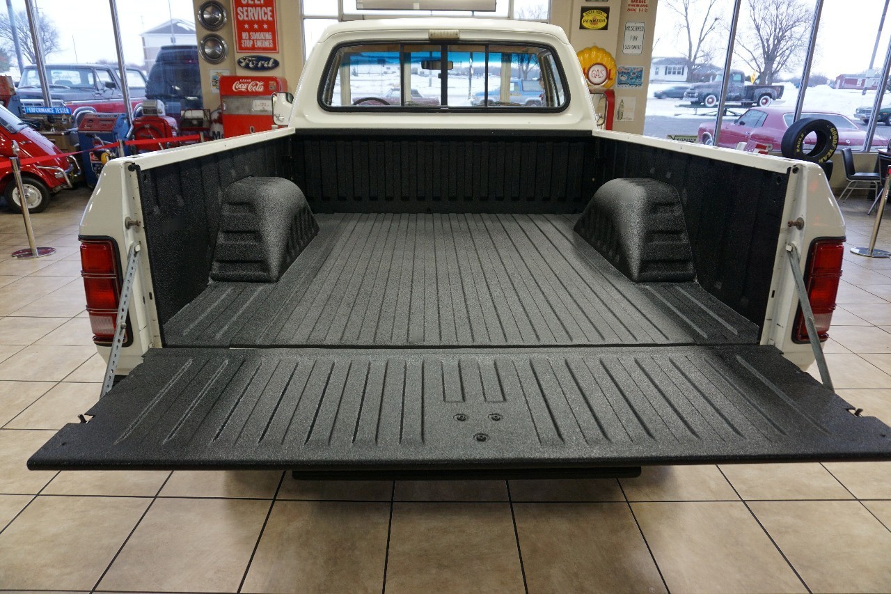 Dodge-W-Series-1985-Standard-Cab-Pickup-6