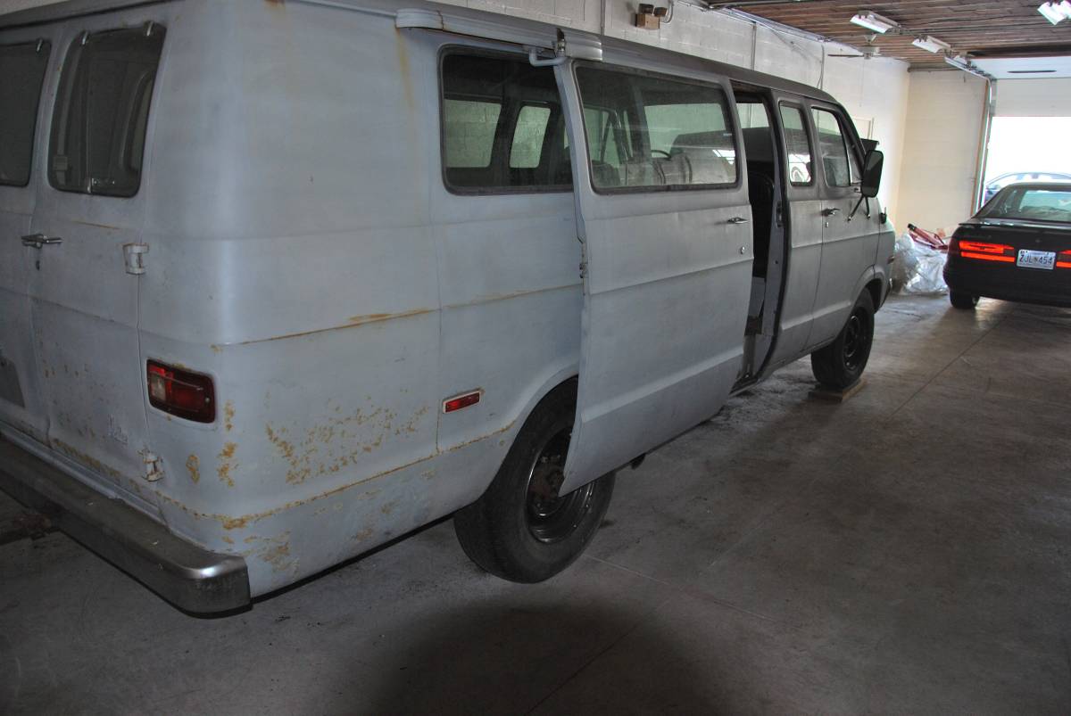 Dodge-b300-1976-custom-3