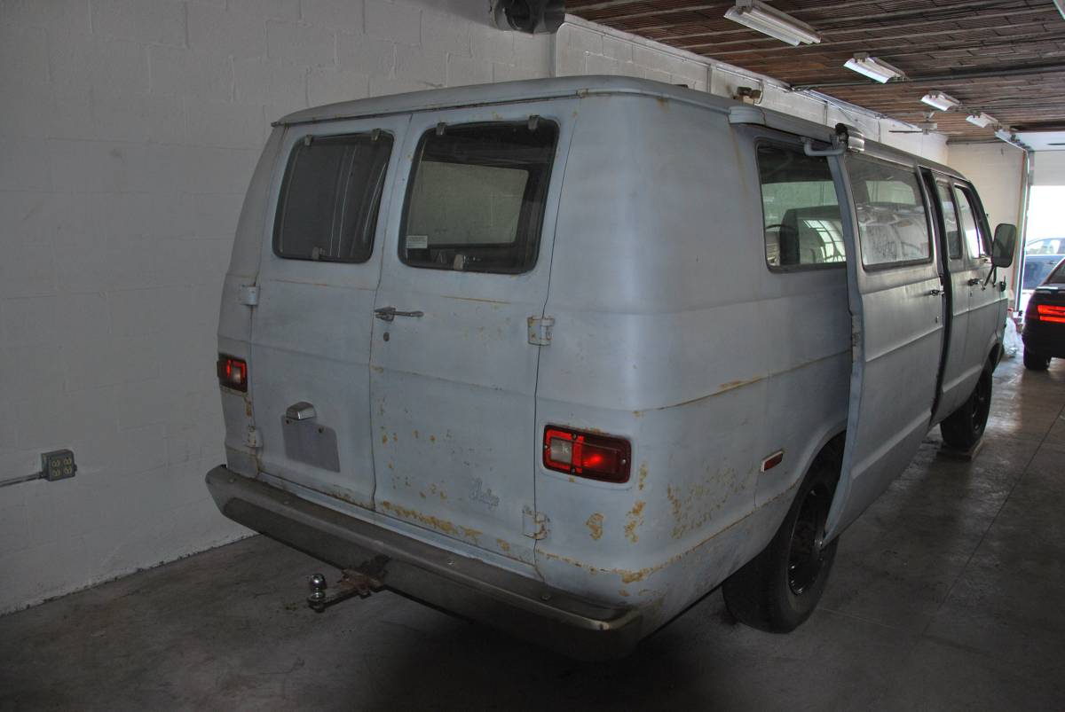 Dodge-b300-1976-custom-5