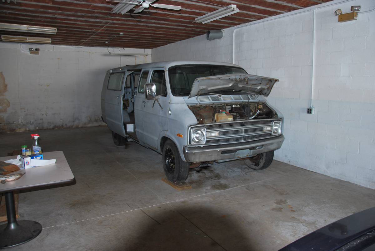 Dodge-b300-1976-custom