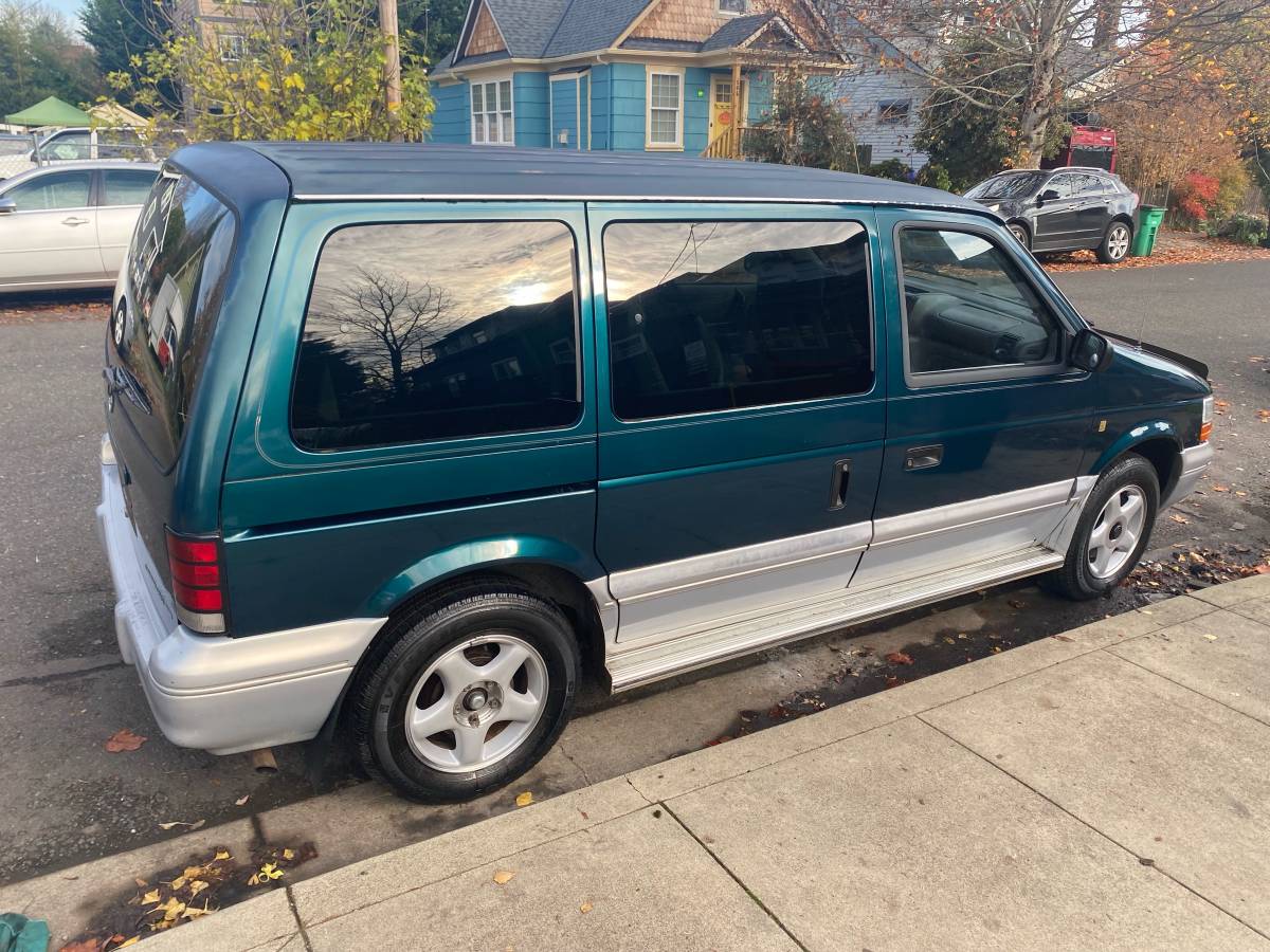 Dodge-grand-caravan-1994-green-2