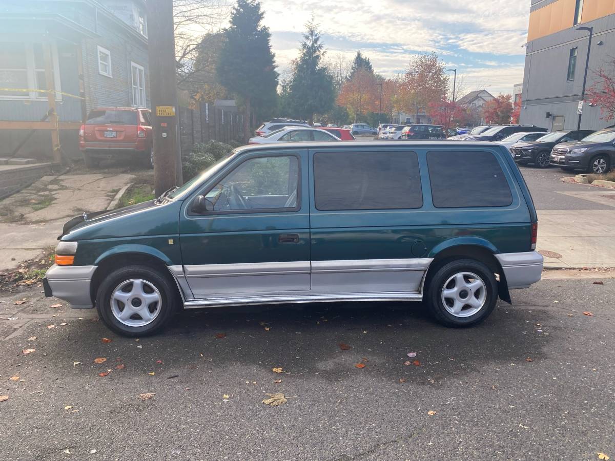 Dodge-grand-caravan-1994-green-3