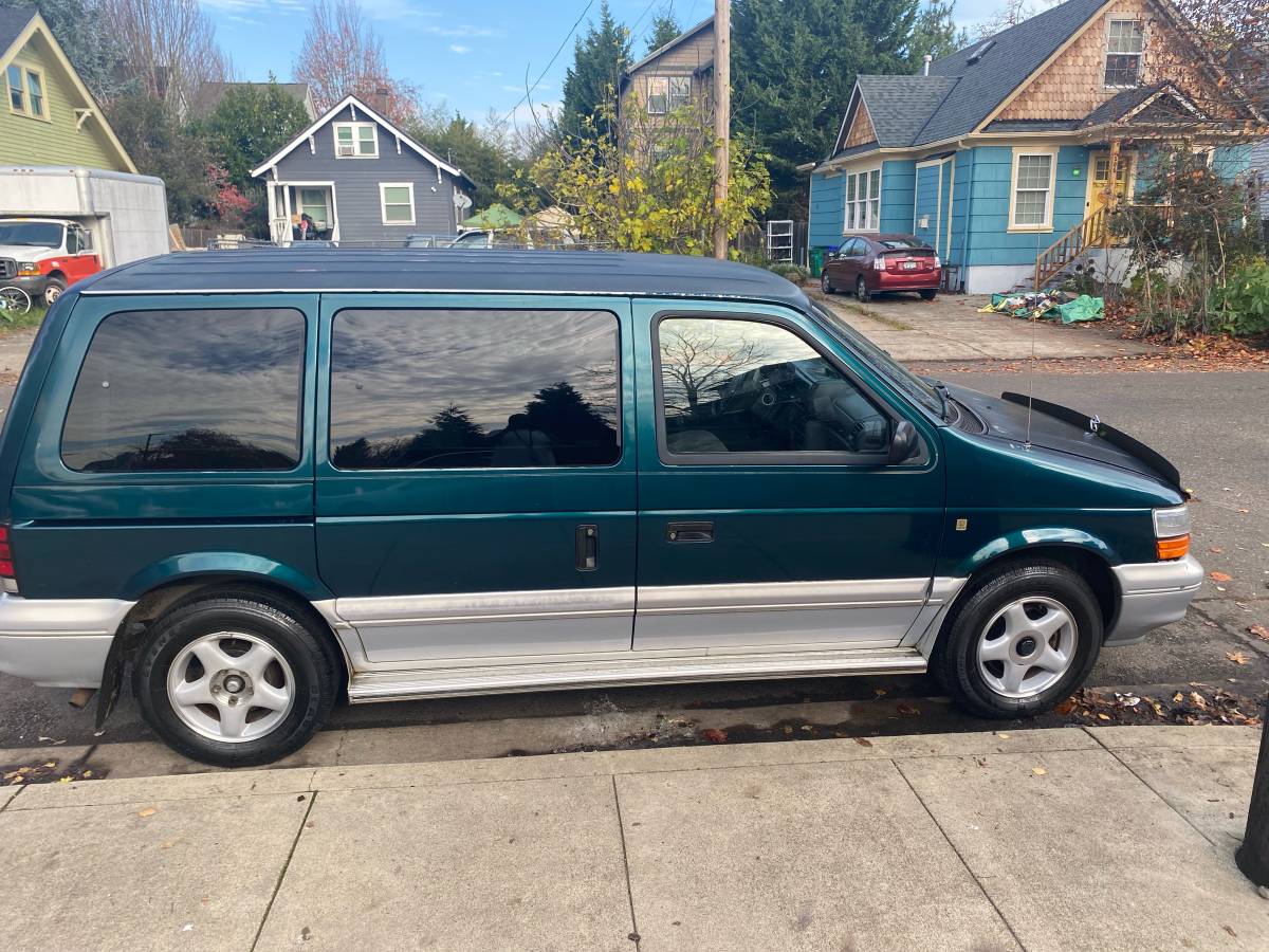 Dodge-grand-caravan-1994-green-4