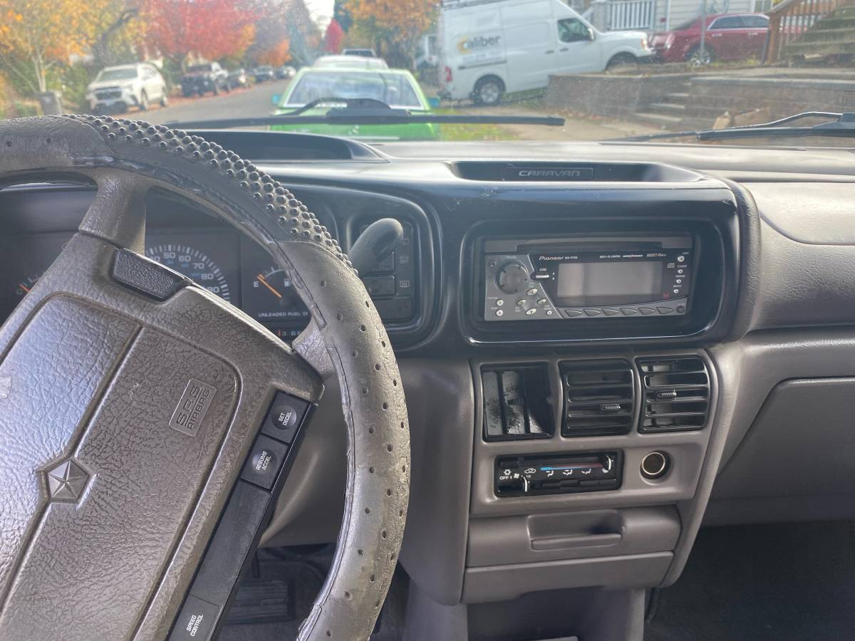 Dodge-grand-caravan-1994-green-9