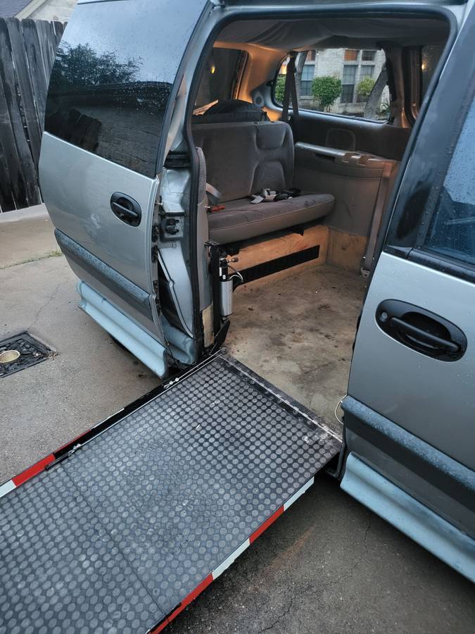 Dodge-grand-caravan-1996-grey-1