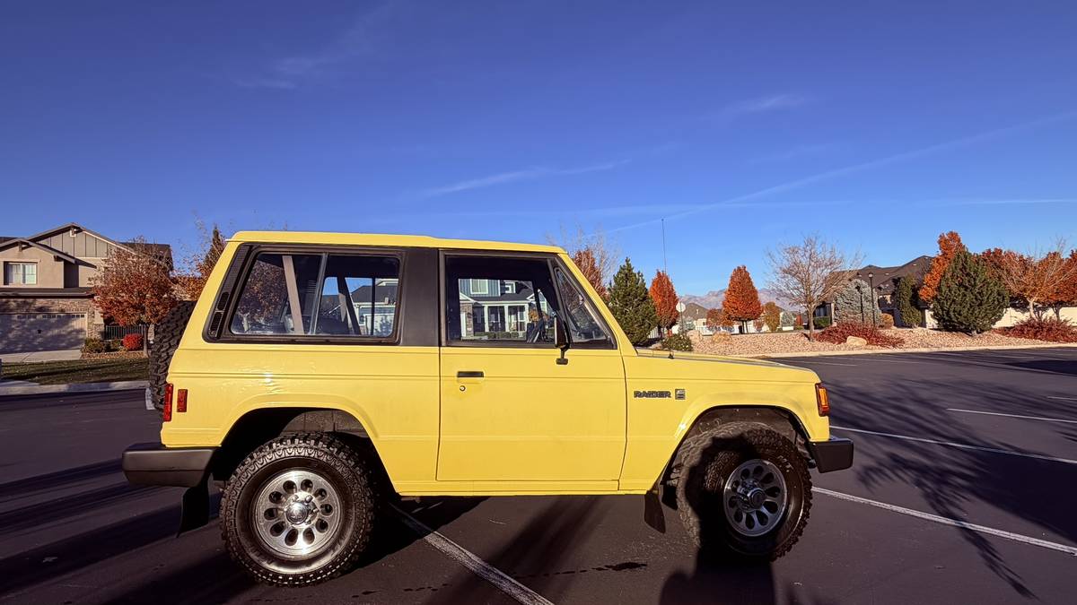 Dodge-raider-1989-yellow-12