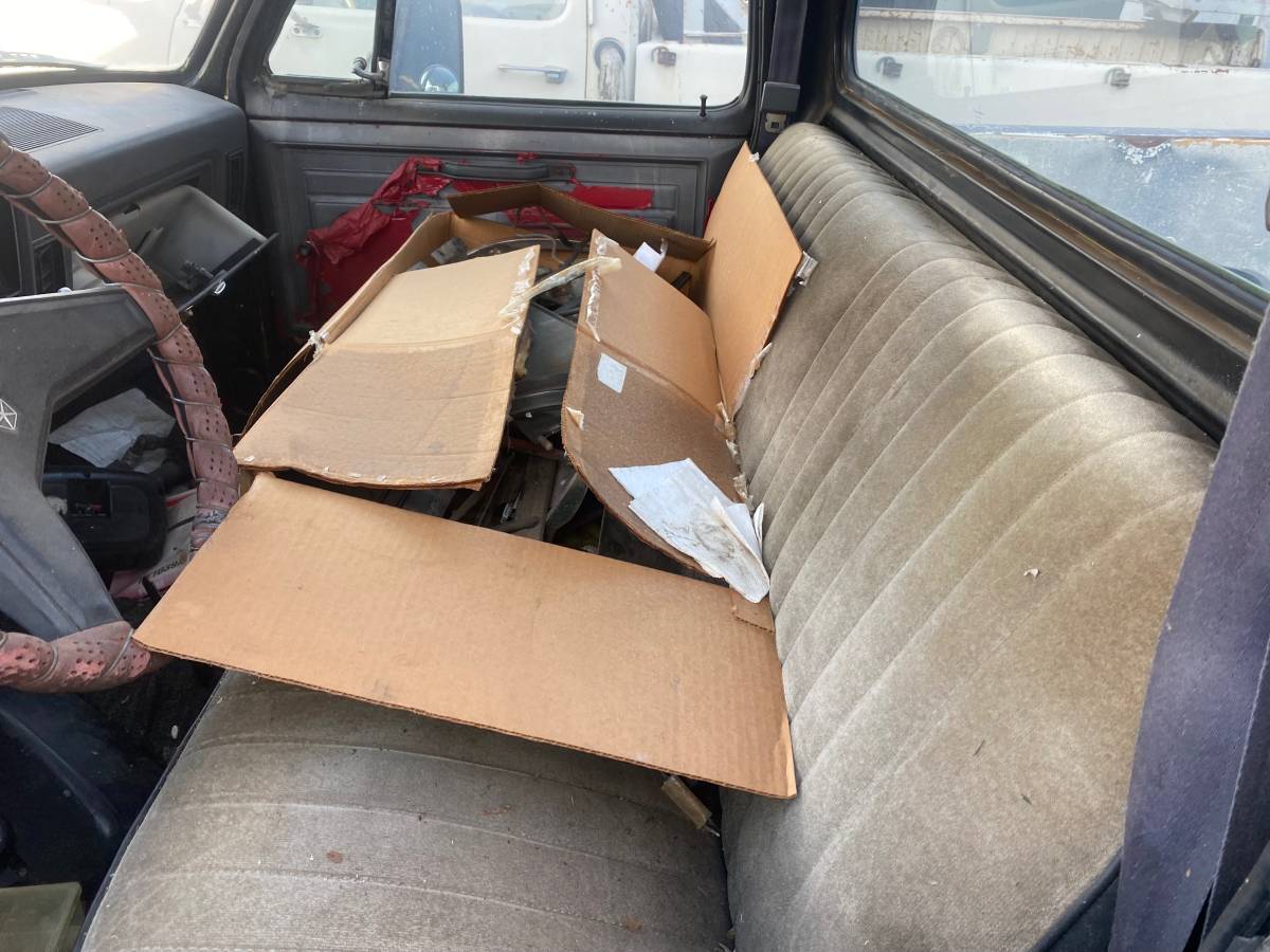 Dodge-ram-1500-1984-black-3