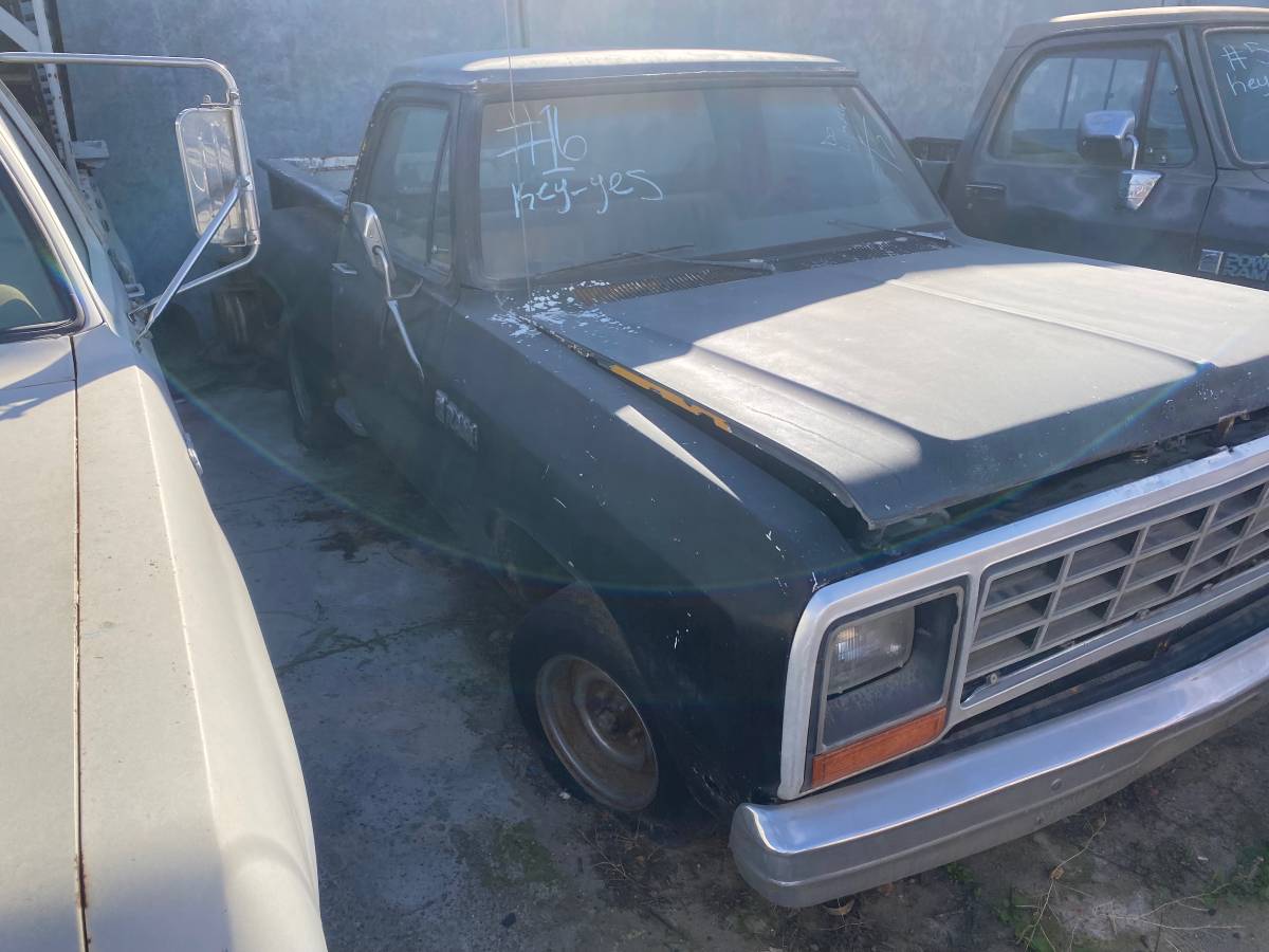 Dodge-ram-1500-1984-black-4