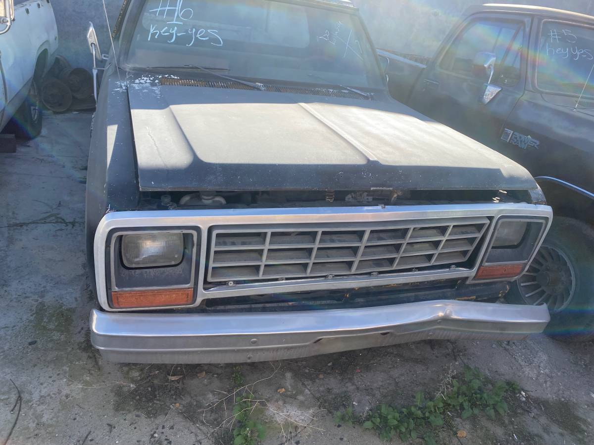 Dodge-ram-1500-1984-black