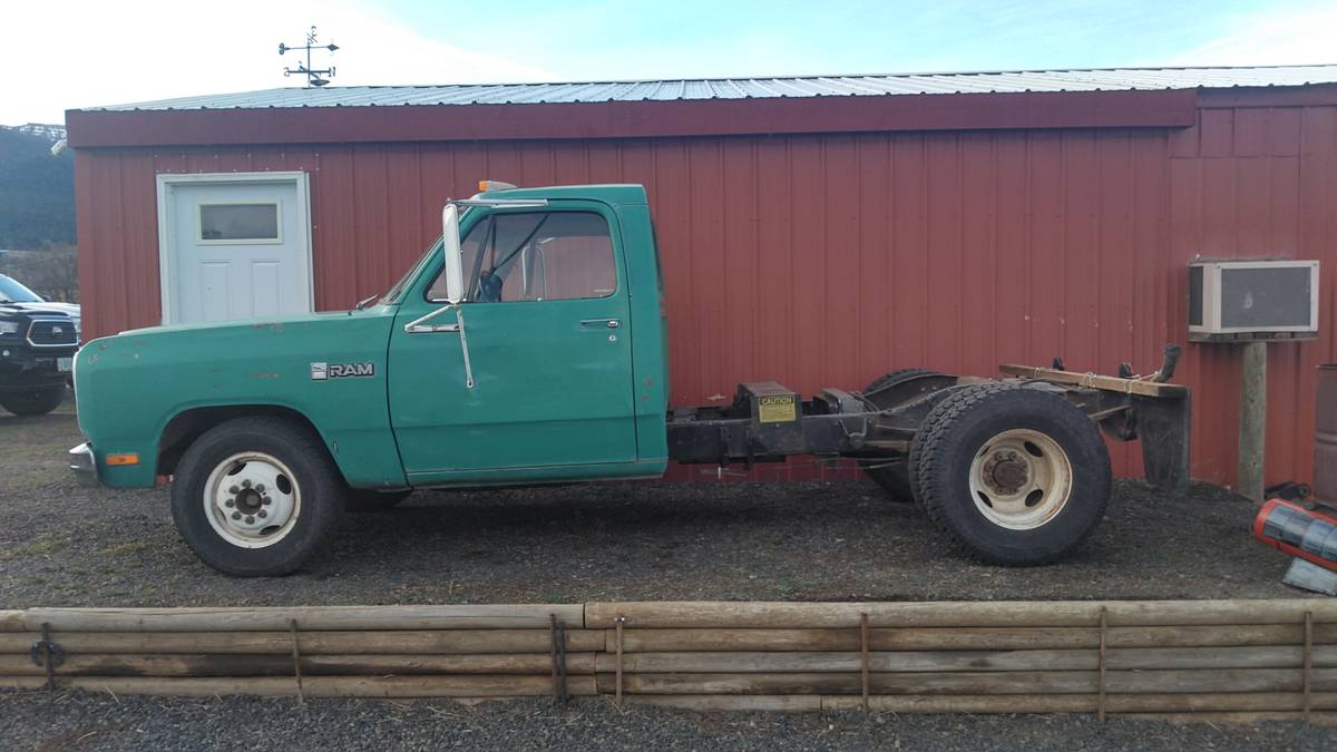 Dodge-ram-3500-1985-green-3