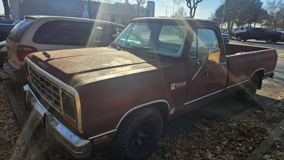 Dodge-ram-b-150-1985-custom-3