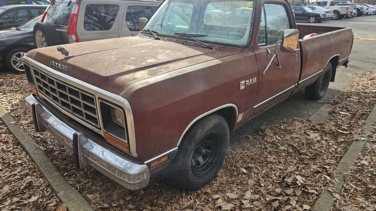 Dodge-ram-b-150-1985-custom-4