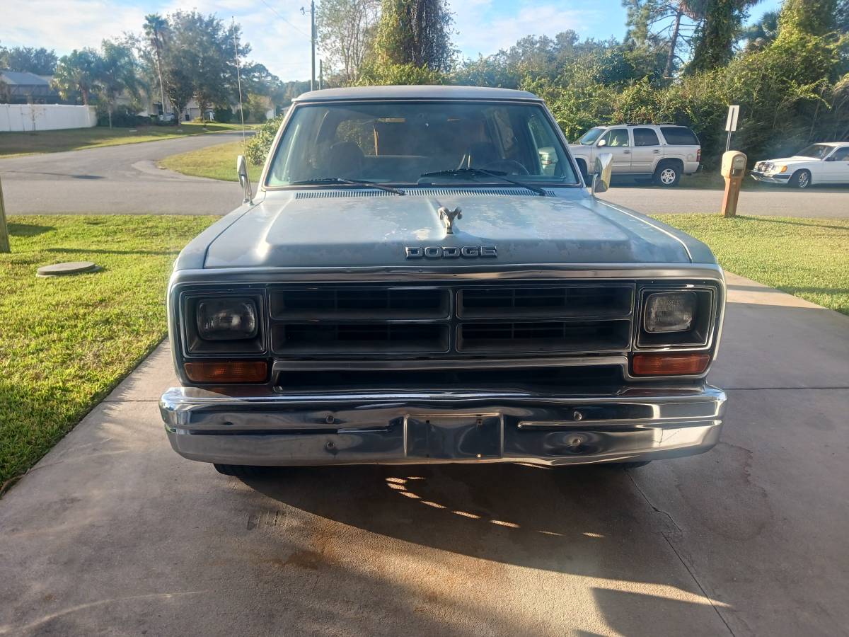 Dodge-ram-charger-1986-blue-12
