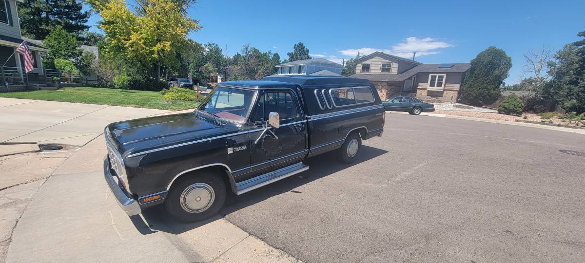Dodge-ram-d150-1984-black
