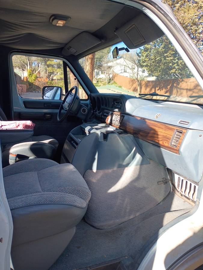 Dodge-ram-van-1500-1996-grey-2