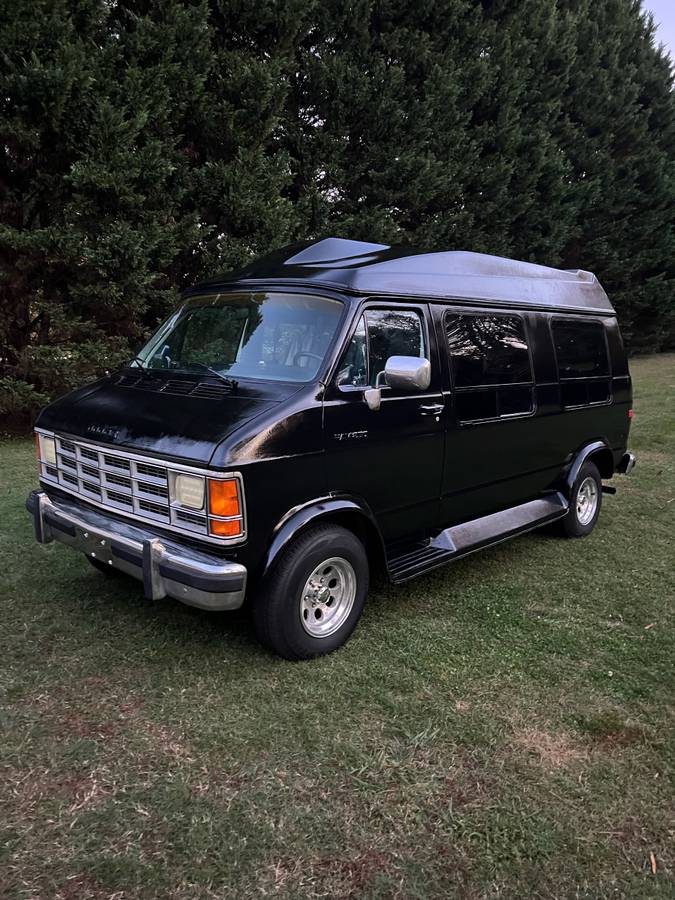 Dodge-ram-van-b250-1993-black-1