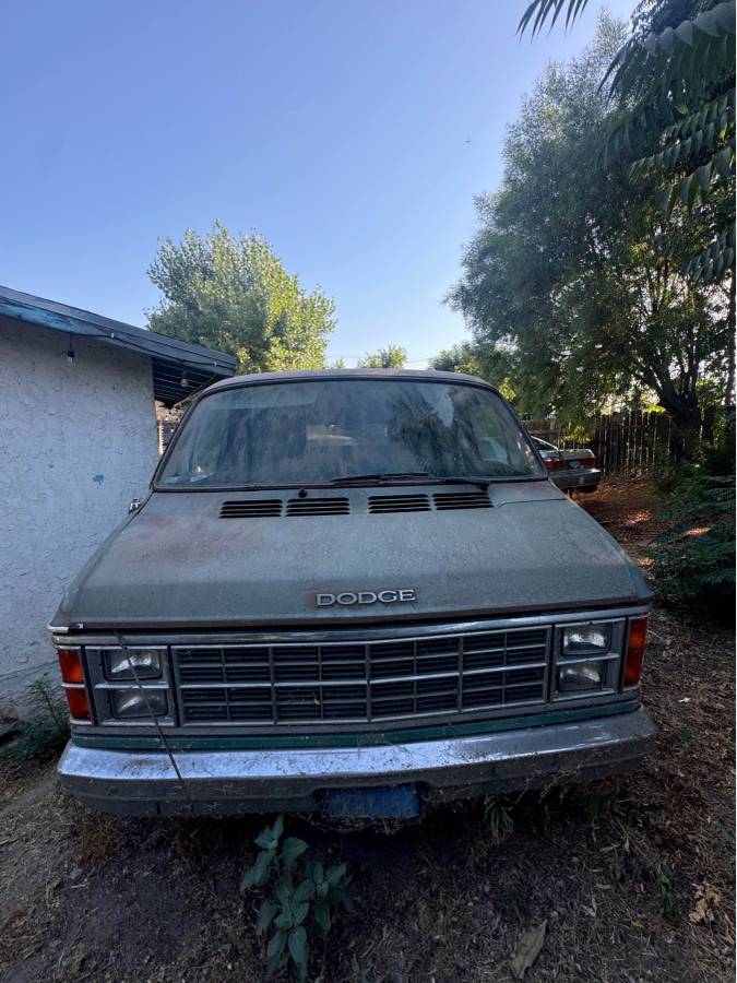 Dodge-ram-wagon-b150-1984-blue-6