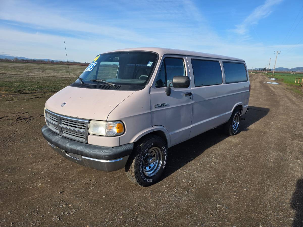 Dodge-ram-wagon-b250-1994-custom-2