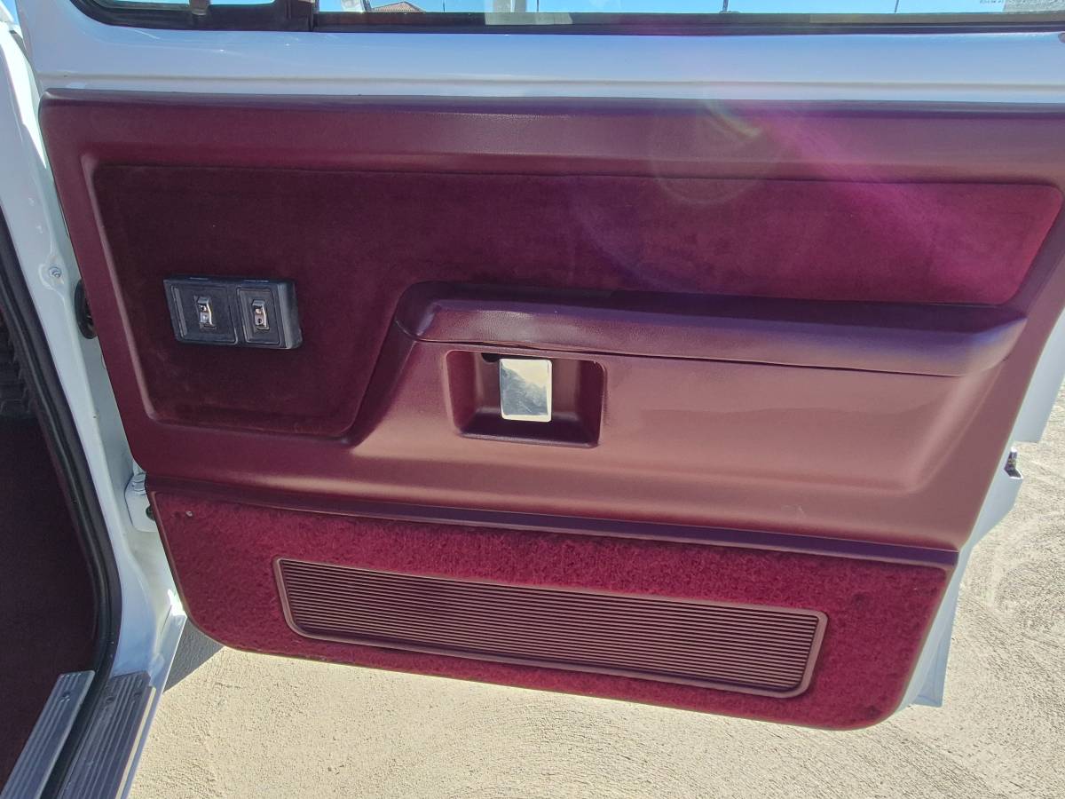 Dodge-ramcharger-150-1989-white-102