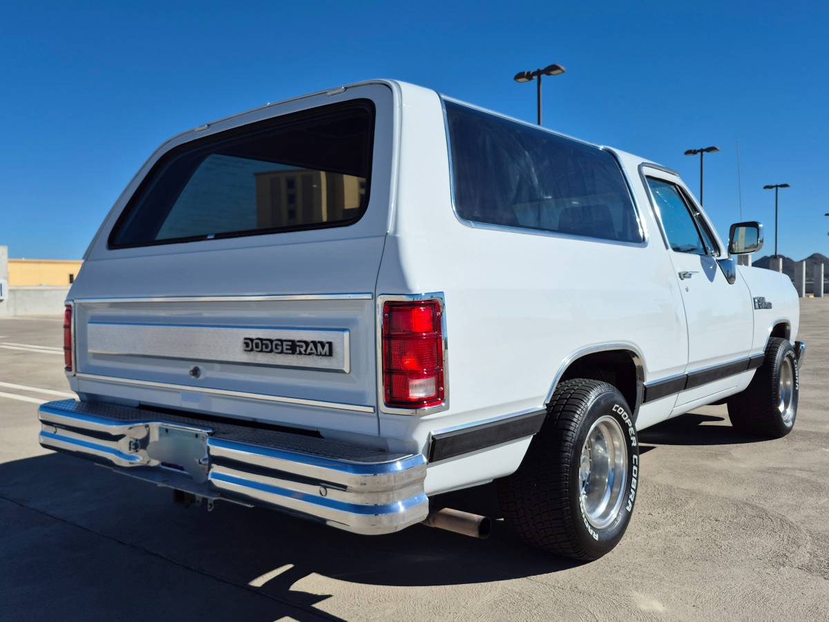 Dodge-ramcharger-150-1989-white-109