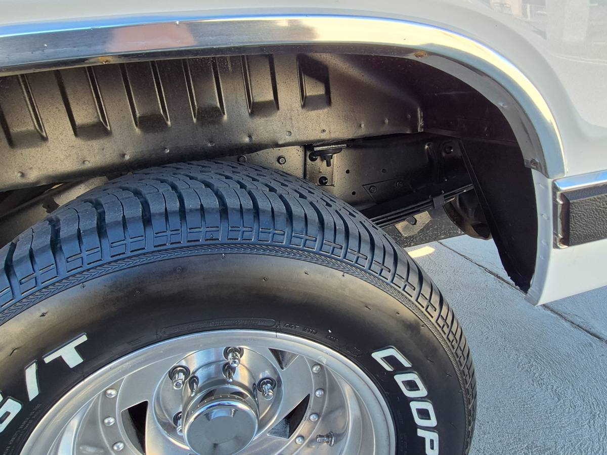 Dodge-ramcharger-150-1989-white-5