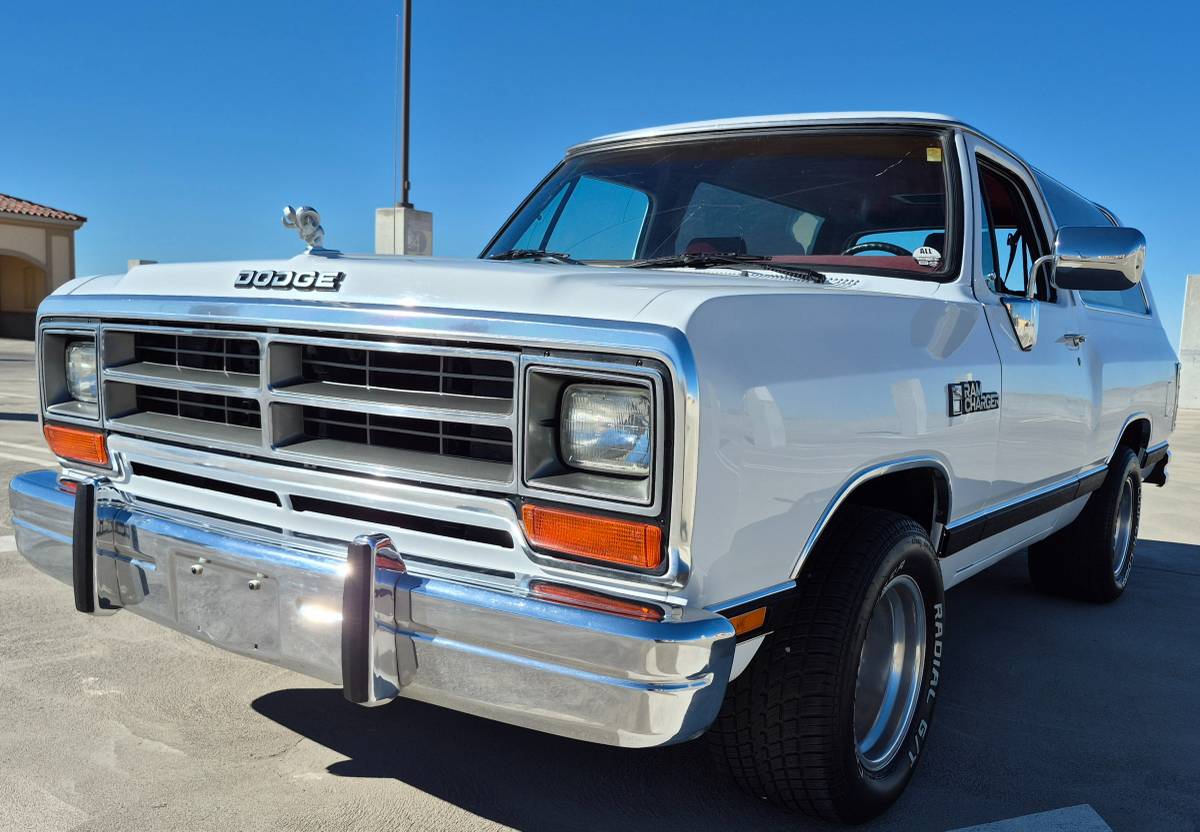 Dodge-ramcharger-150-1989-white-73