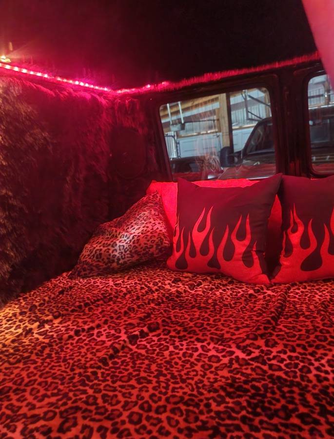 Dodge-van-1977-black-6