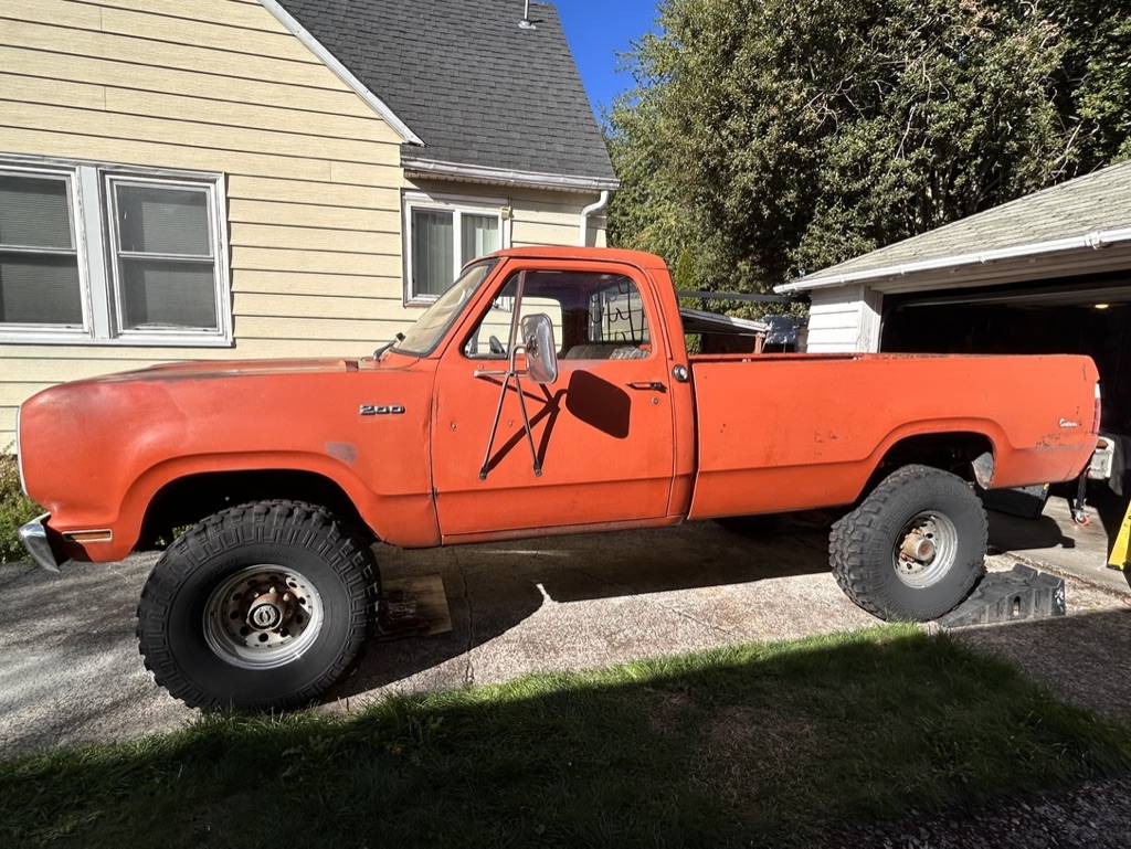 Dodge-w200-power-wagon-1972