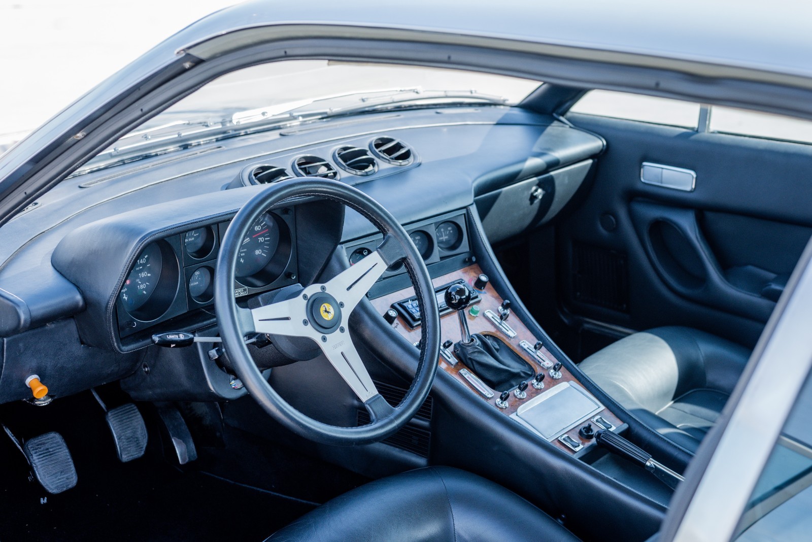 Ferrari-400i-1982-Coupe-7