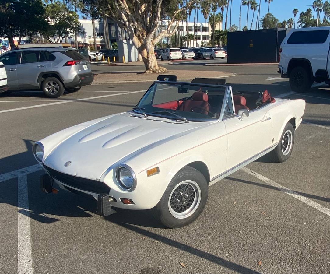 Fiat-124-spider-1977-white-1