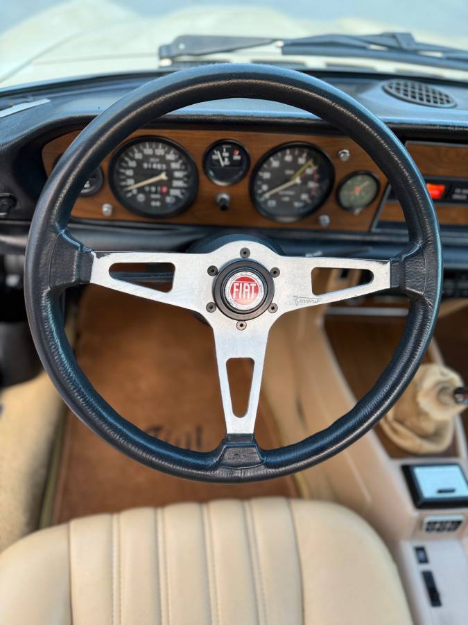 Fiat-spider-2000-by-pininfarina-1981-7