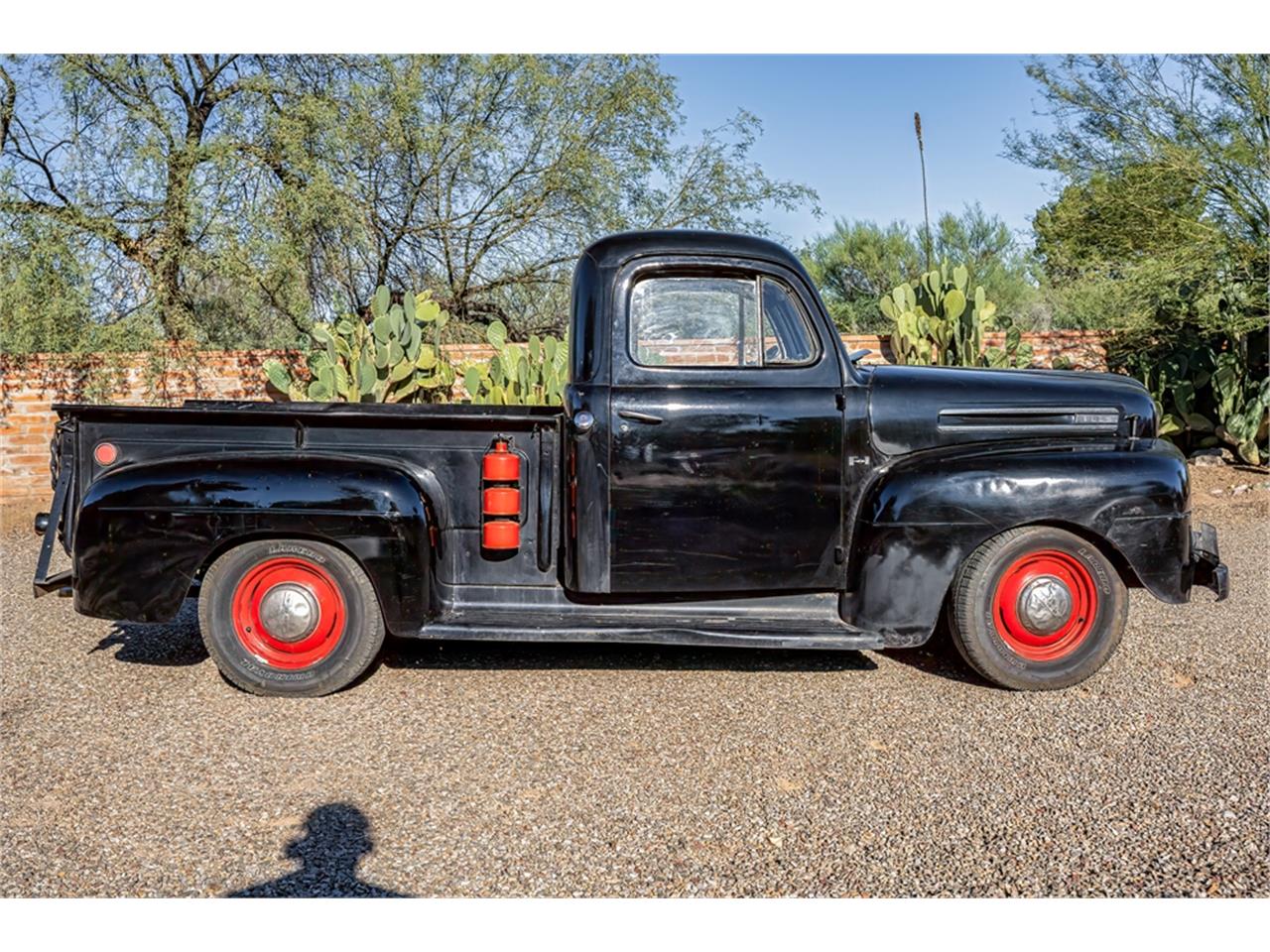 Ford-12-ton-pickup-1949-Black-Tan-3