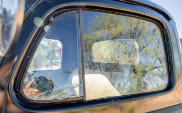 Ford-12-ton-pickup-1949-Black-Tan-35