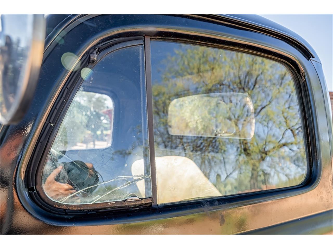 Ford-12-ton-pickup-1949-Black-Tan-35