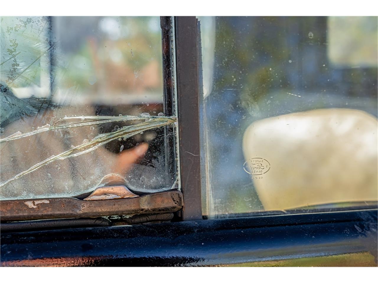Ford-12-ton-pickup-1949-Black-Tan-37