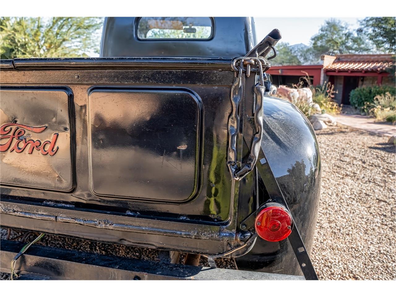 Ford-12-ton-pickup-1949-Black-Tan-46